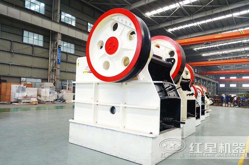 PE900*1200鄂式碎石機產量大概多少？能破碎水泥塊嗎？
