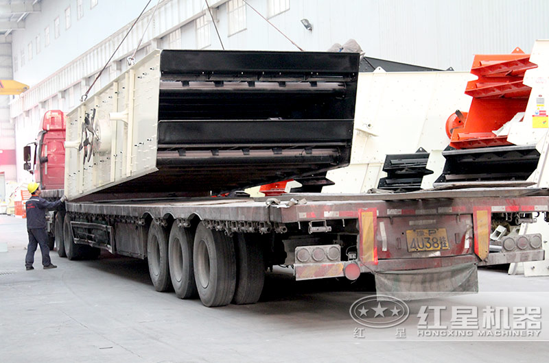 客戶訂購的振動篩裝車中，準(zhǔn)備發(fā)貨