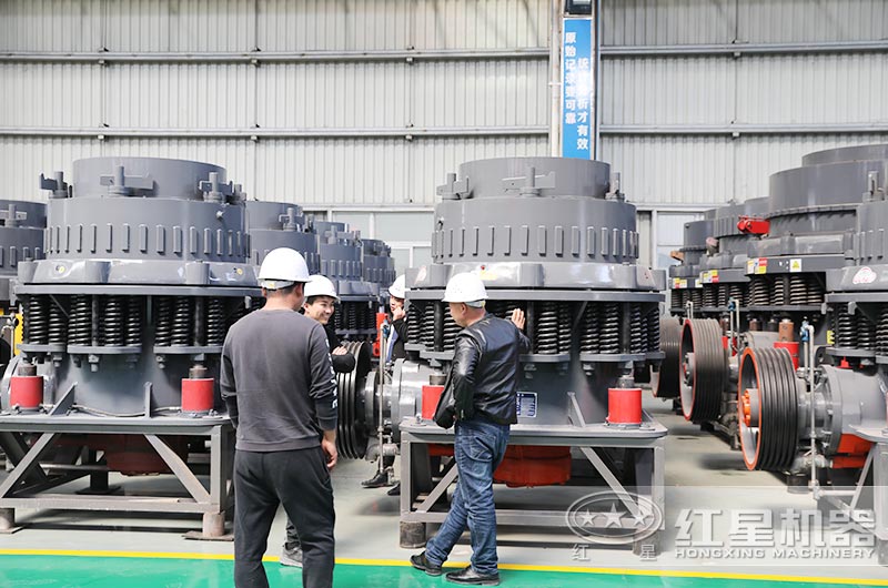 客戶來(lái)廠參觀鵝卵石圓錐破碎機(jī)